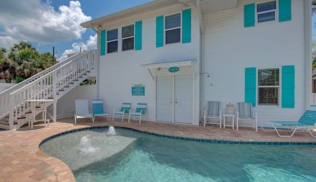 Heated POOL- 2 Houses to BEACH- Coastal Upper Unit in Clearwater