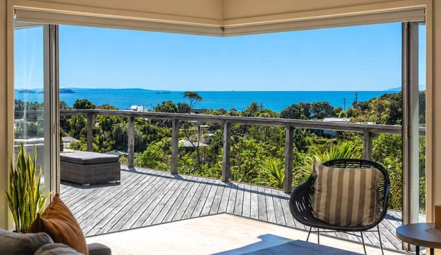 Hekerua Bay Retreat - Coastal Views