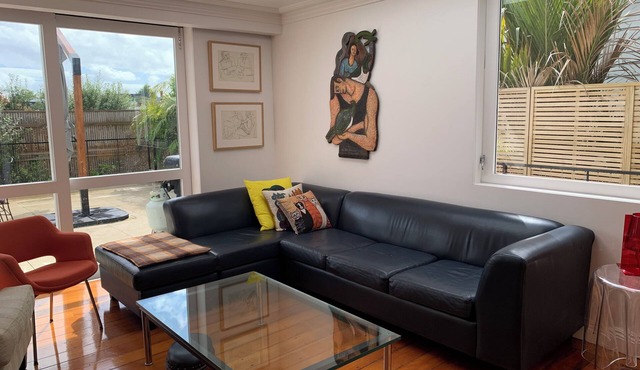 High spec villa in sought after heritage central suburb. Pet friendly