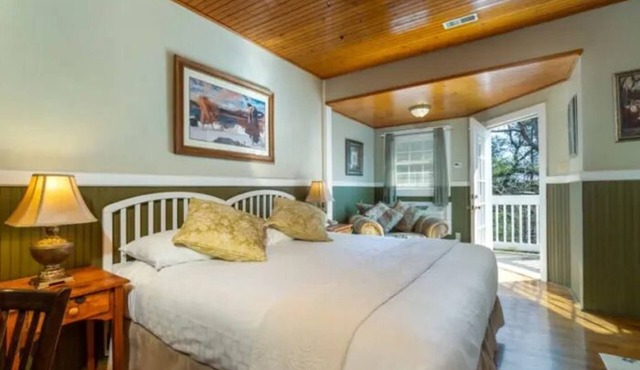 Highland Lake Inn & Resort in Flat Rock
