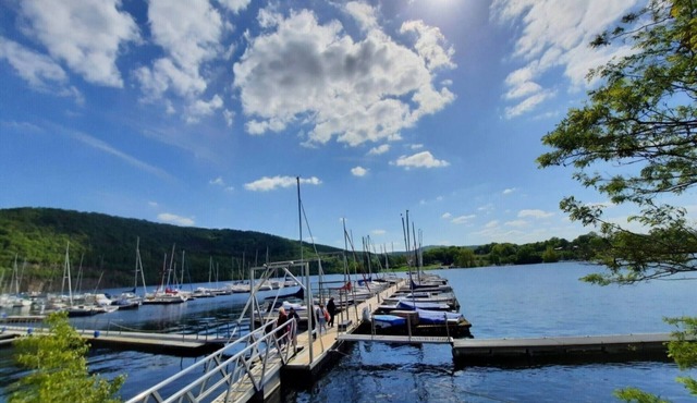 Holiday Home 'Yachthof' with Lake View, Terrace and Wi-Fi in Waldeck- Halbinsel Scheid