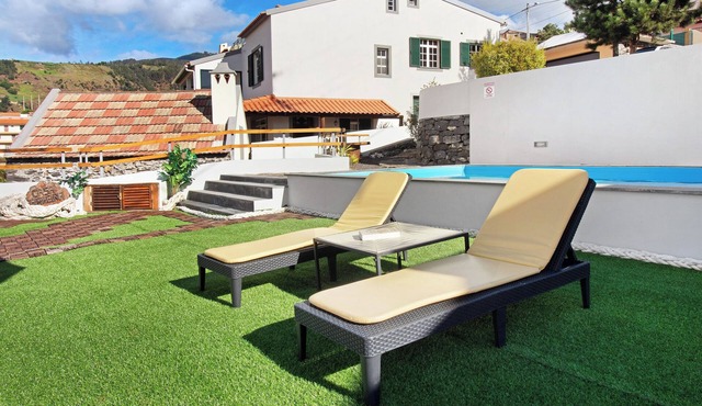 Holiday Home 'Casa Carreira' with Sea View, Pool & Wi-Fi