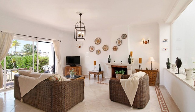 Holiday Home 'Casa Marisol Albufeira' close to the Beach with Shared Pool & Wi-Fi