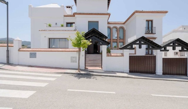 Homerez - Spacious Villa in Granada with Private Pool and Jacuzzi in Granada