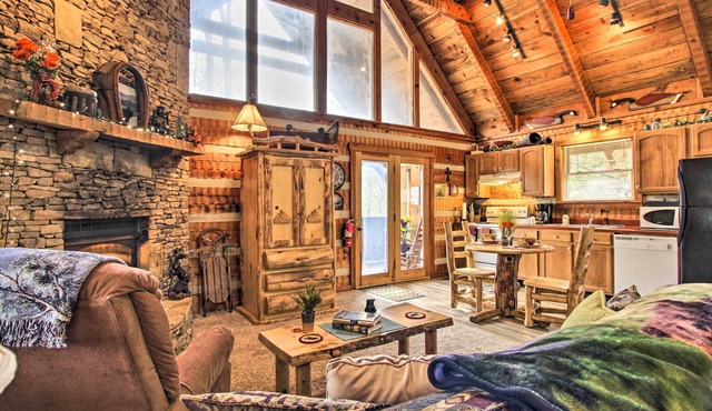 Honey Bear Pause: Rural Escape w/Porch & Hot Tub! in Townsend