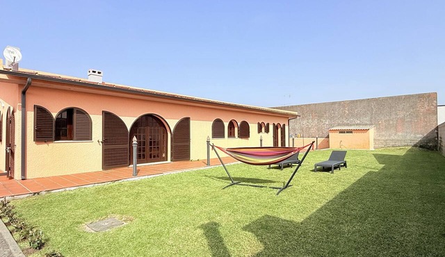 House with garden and barbecue · Sleeps 6 · beach/estuary