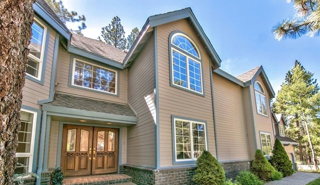 Huge 7BR/4.5BA - Hot Tub, Ping Pong/Pool Table, Arcade, Gas BBQ in South Lake Tahoe