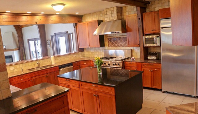 Huge Lakefront A-frame on Owasco, 4 king bedrooms, 5 bathrooms, Sleeps 10-12 in Auburn