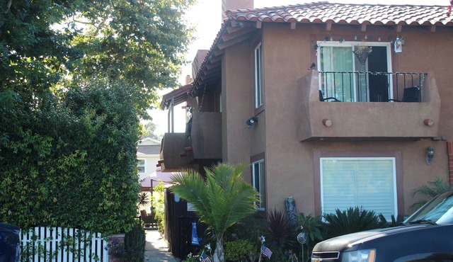 Huntington Beach Townhome style apartment, close to pier, beach and Pacific City in Huntington Beach