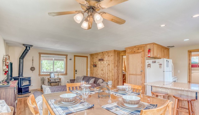 Immaculate One-Bedroom Charmer Near Sunriver! in Three Rivers