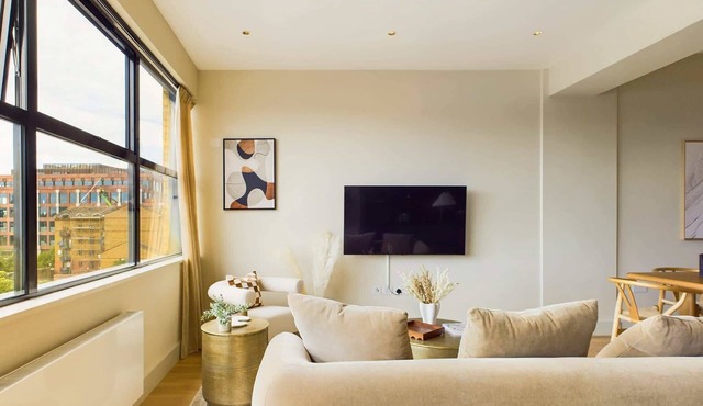 Incredible St Pancras Apartment with Balcony in Greater London