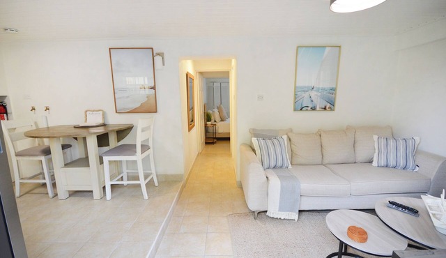 Island Bajan 1-bedroom apartment 15 minutes walk to the beach in Douglas