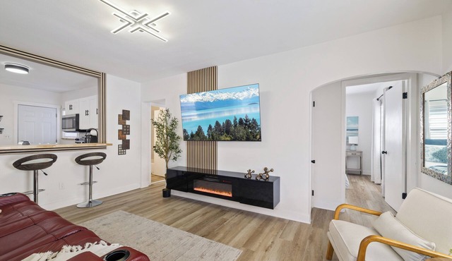 Kick back and relax in this calm, stylish home! Close to downtown, beaches, park