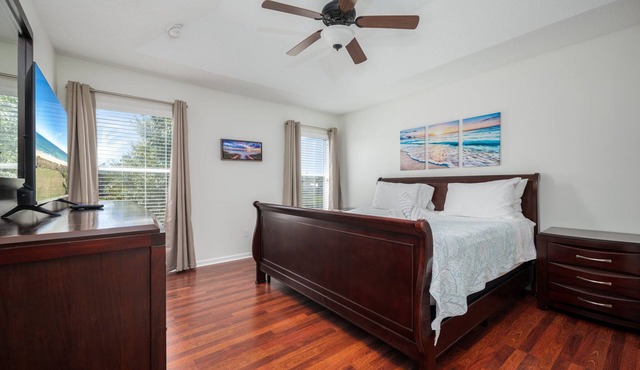 King bed, Water Views, sleeps 8, TVs in every room, public pool. in Saint Johns