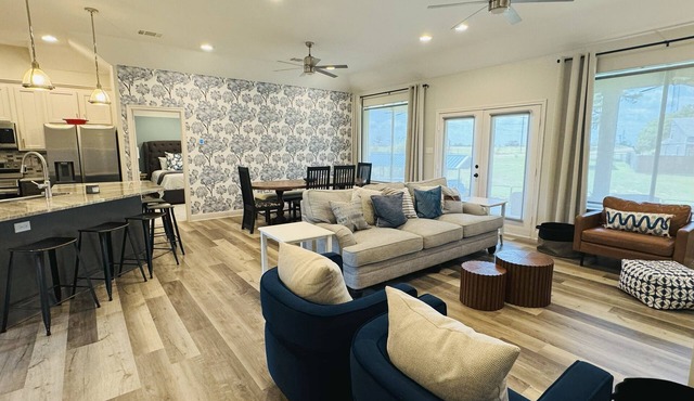 Lake Front 4BR + Dock & Paddle Boards, Water front & Sunset Views in Trinidad