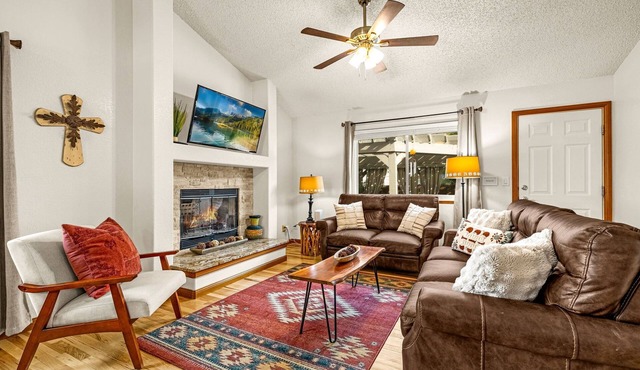 Large 6 Bdrm Family Home near Park & YMCA Rec Center in Colorado Springs