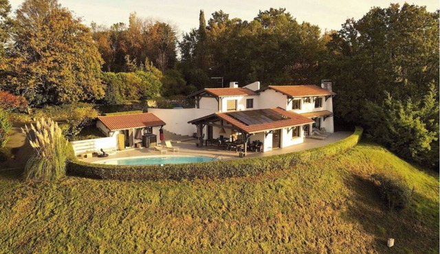Large, friendly and comfortable house with exceptional views and large pool in Urrugne