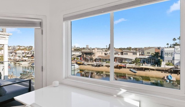 Large home at Center of Island, water views, garage, fire pit, dock, AC, linens in Newport Beach