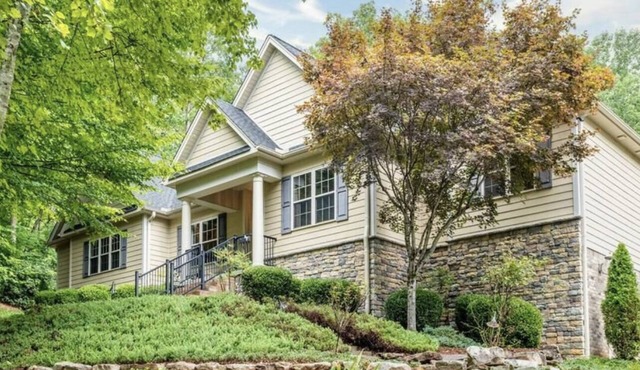 Large Rental in Rumbling Bald Resort on Septic. No damage. Ready to go! in Lake Lure