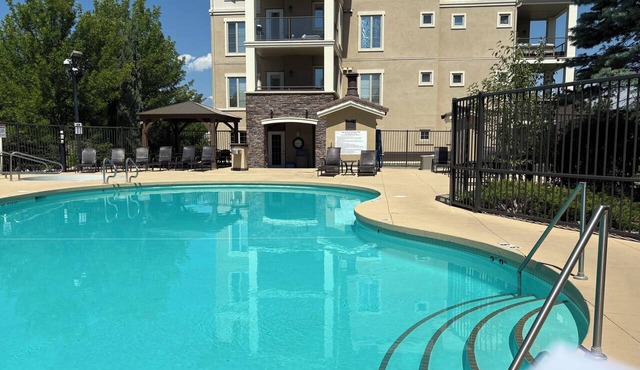 LAST MINUTE DISCOUNTS! On golf course. Pool & hot tub. Large 3 Bdr, 2 Bath in Kelowna