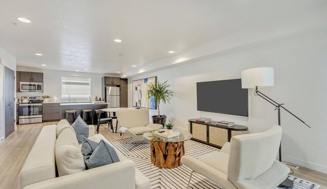LCF - Downtown Salt Lake Townhome - 2 King Master Suites - 2.5BA - 2-Car Garage