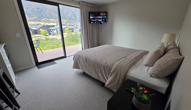 Loop the Loop Relax in our tranquil retreat with breathtaking views. in Queenstown