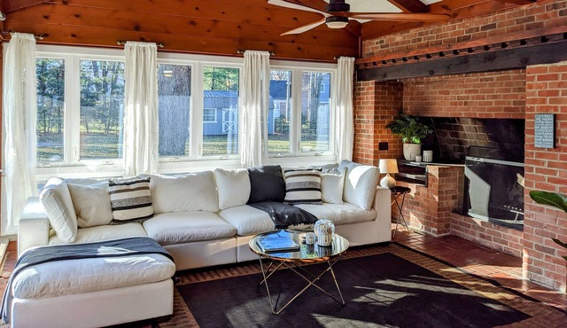 Lots of space (3200 sq ft), huge park like setting, and Amazing Location!!!! in Toledo