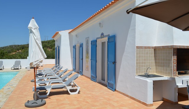 Lovely restored algarve style villa, panoramic sea views, fabulous infinity pool