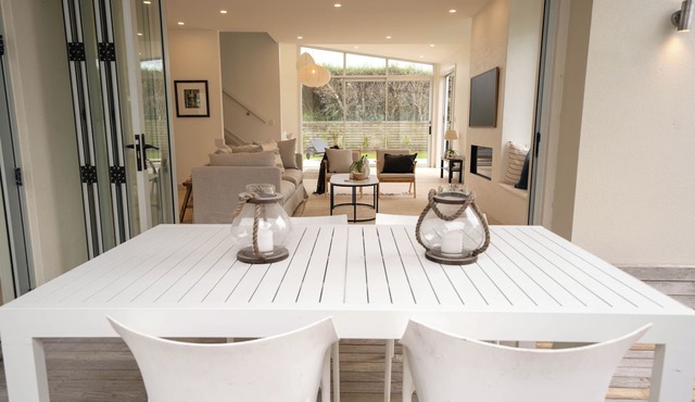 Lovely sunny open plan beach house