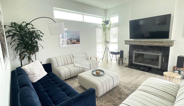 Luxe large 2BR, Steps to Beach w Roof Deck & Free Parking, Excellent Location in Los Angeles