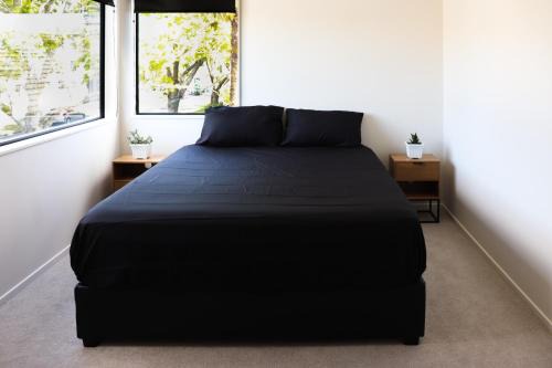 Luxe Modern Large Bedroom with Shared Kitchen and Amenities in Auckland