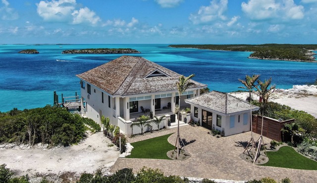 LUXE-Upper or Lower Level with private entrance-contact host for availability in Staniel Cay