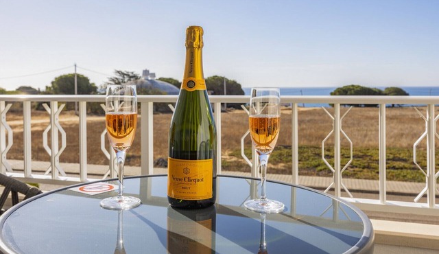 Luxury 2 bedrooms Apartment with frontline Sea Views Close to Beaches