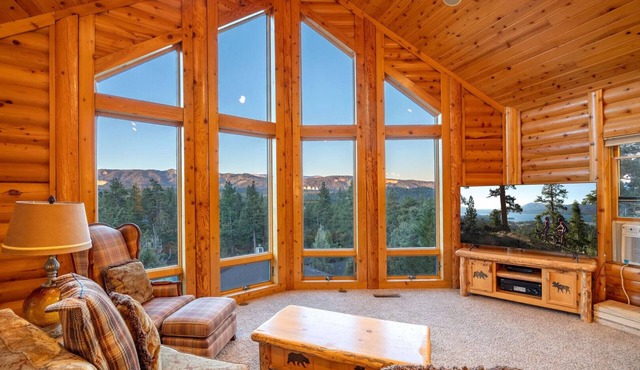Luxury 2400 sqft Log Cabin! Panoramic views, game room, tiki bar, & Pets! in Big Bear City