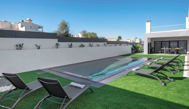 Luxury 5-Bedroom Villa in Alvor with Pool