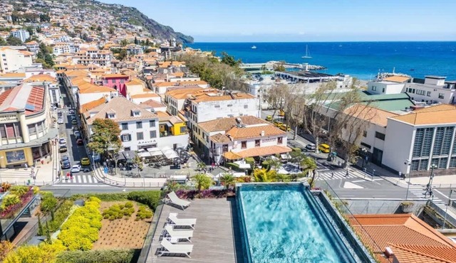 Luxury 5-Star Stay at Savoy Insular