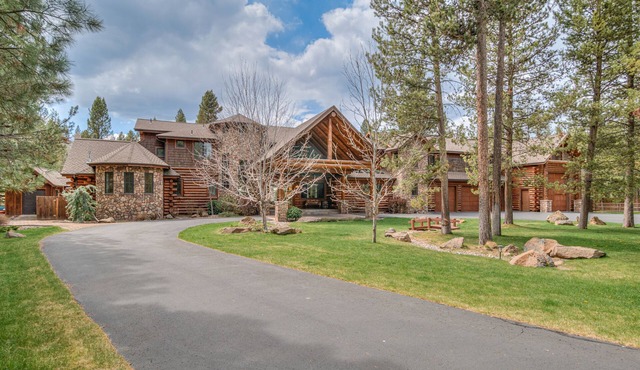 Luxury 6,456 Sq. Ft Deschutes River Retreat, Private Dock, Perfect for Events in Sunriver