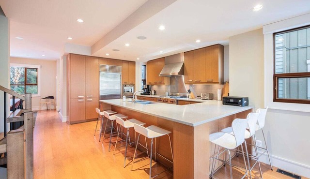 Luxury | AC | Private Hot Tub | BBQ | Pet friendly in Whistler