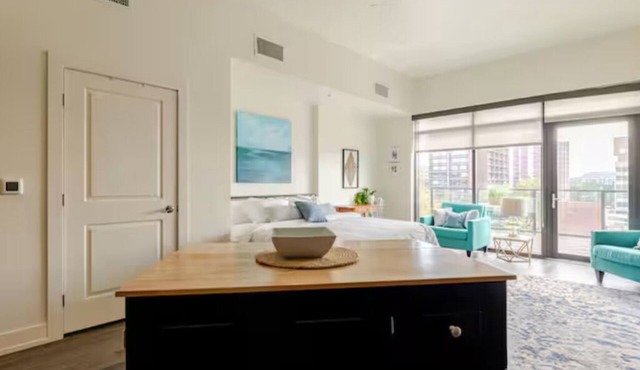 Luxury Cherry Creek North Living with Pool Spa Gym Parking, Free Parking in Denver