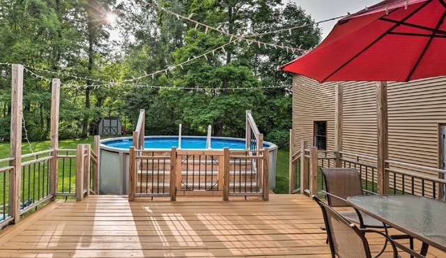 Luxury lakefront apartment and private pool! Pool open Memorial Day - Labor Day. in Seneca Falls