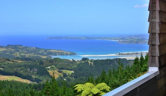 Luxury lodge accommodation with stunning views in Leigh