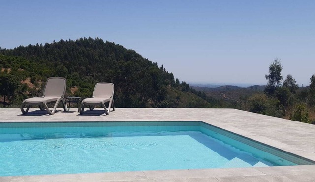Luxury vacation home with a private pool and ocean view in the Algarve countryside