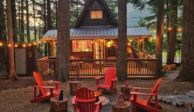 Magic Mushroom A-Frame Cabin with wood-burning hottub in Sunshine Valley