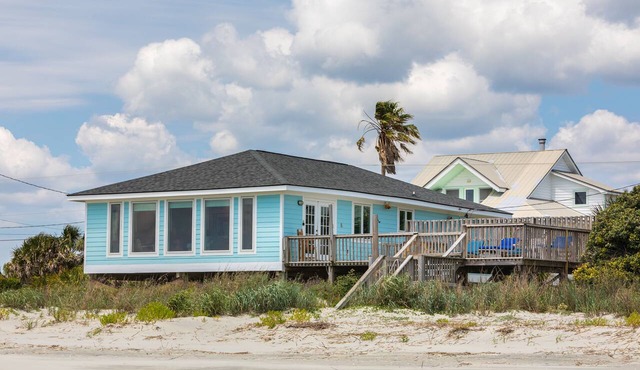 "Making Waves" Oceanfront/Pet Friendly/Less then 10 Steps to Beach off deck! in Folly Beach