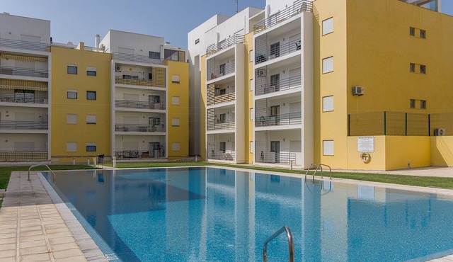 Marley Yellow Apartment, pool, Wifi