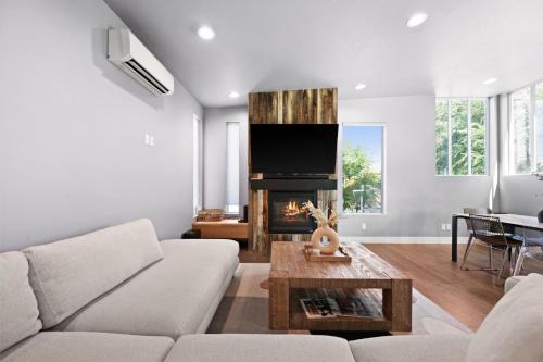 Minutes to Ski Resorts & Downtown, Yard, Fire Pit in Millcreek