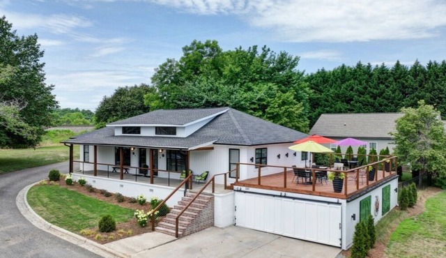Mod/2BR fire pit+corn hole+bikes+private golf+gym+pass. Close to CLT in Cramerton