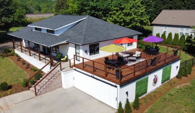 Mod chic 2BR Fire Pit, Corn Hole Court, Pets welcome, close to CLT attractions in Cramerton