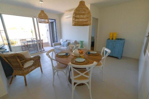 Modern 2BR Apt w- Pool & Balcony, Steps To Ria Formosa