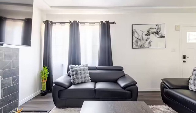 Modern 2BR Home, SoFi, LAX, Parking, Fast WiFi in Los Angeles